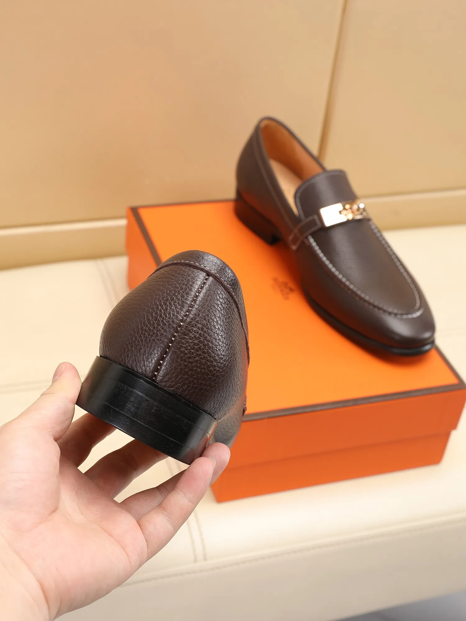 Factory price 440💶[HERMES] (cowhide lining)🍀Italian top luxury🍀He does not pursue novel styles and gorgeous colors, but attracts the favor of successful men with his flawless, elegant and classic style! This very, very comfortable, simple and stable style makes it easy to match any style! The pattern is absolutely 1:1 refined from the original case, and we strive for excellence in materials, imported cowhide + cowhide lining💪💪💪extraordinary texture👍! .Code number: 39 to 44 (38.4546 customized)